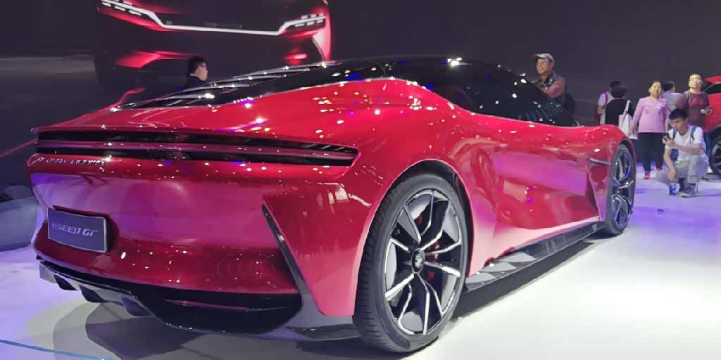 比亚迪汉,红色的很漂亮.跑车的感觉