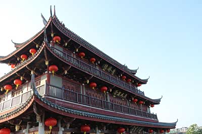 广济门城楼座宫殿式层歇山顶阁楼外城门原有"东为万春"门额楼置于厚实