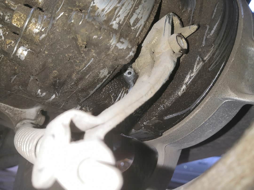 铃木uu后刹车处漏油