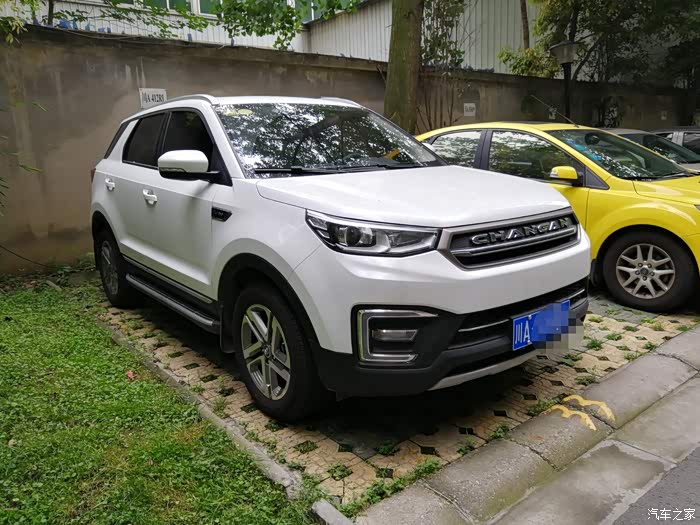 四川长安家族小区增添新成员一辆白色的cs55