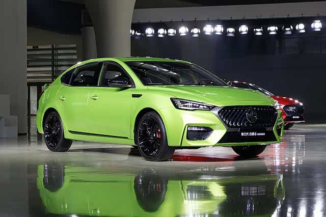 官方给名爵6的定位是:超宽体领潮轿跑……哎