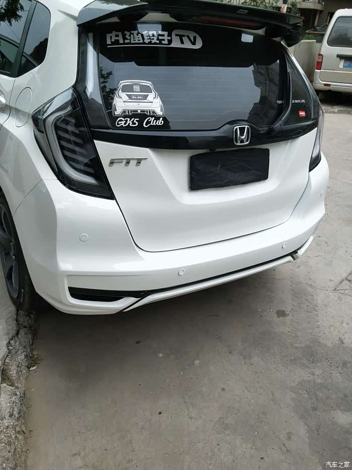 安慰兄弟,三代飞度2016款可以换三代飞度2018款的后保险杠,而且是无损