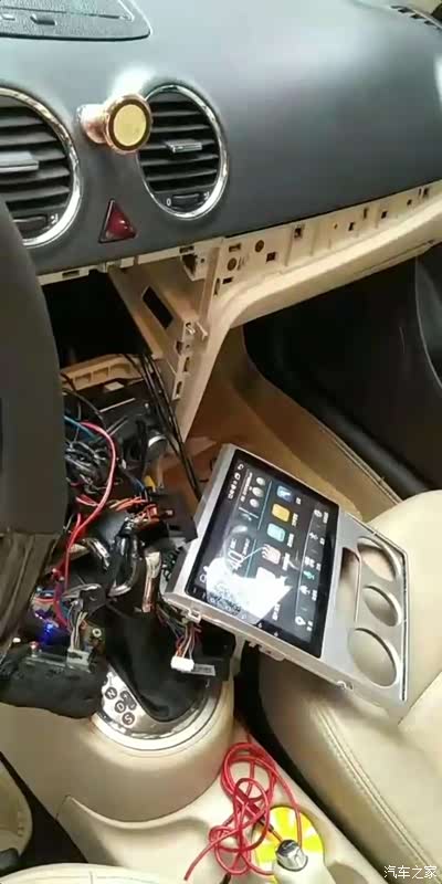 大众朗逸汽车改装车载导航 内置了简易功放器作业