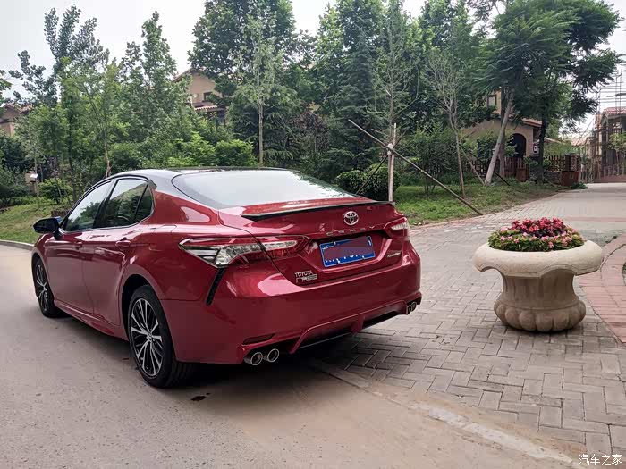 颜值控红色运动凯美瑞