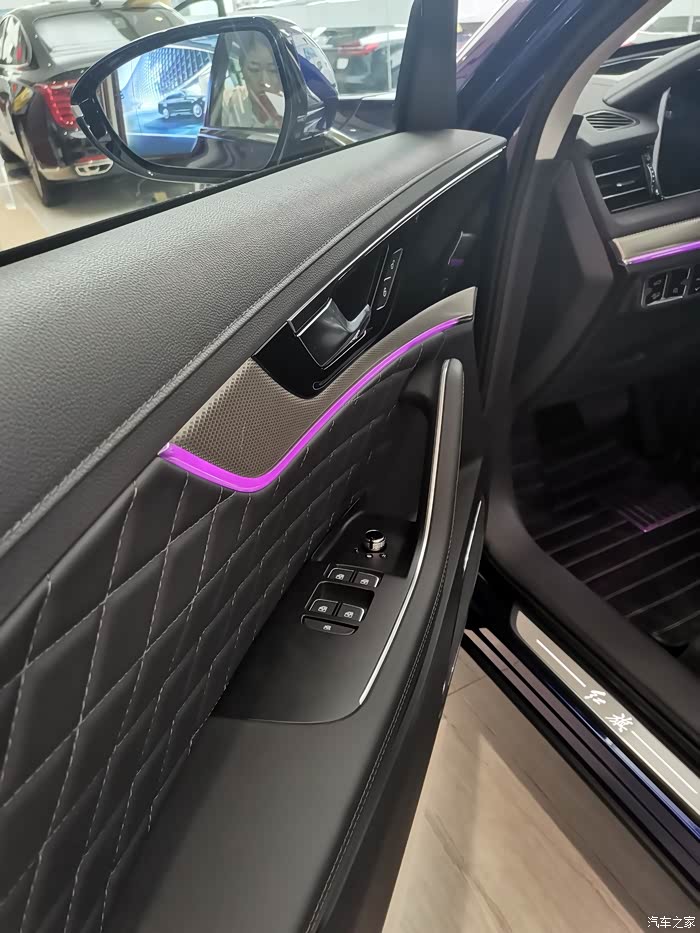 车门上的氛围灯效果,有253种颜色可选择