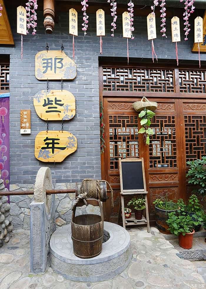 沿着古镇街道前行,一座灰砖灰瓦的建筑出现在眼前这就是红崖书院.