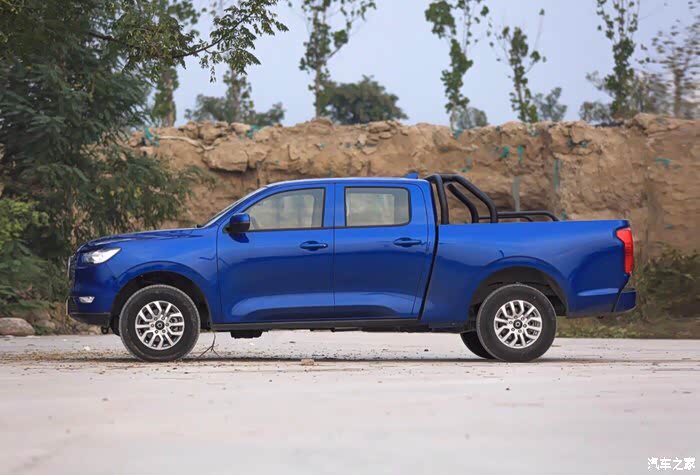 我是一名哈弗h2女司机,趁着周末有时间约朋友一起来4s店保养我的