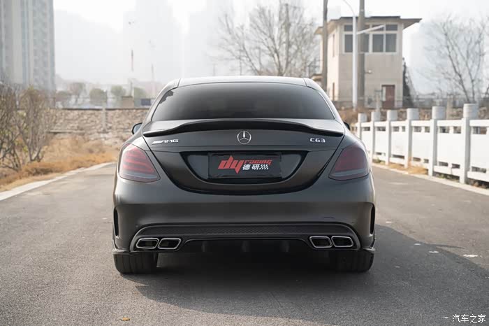 太滑受不了出19年上牌奔驰c63四门