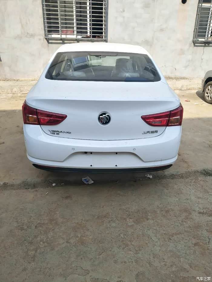 车尾设计不错,尾箱盖一体的上扬式尾翼,平直线条层级简单分明,个人