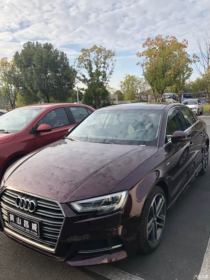 2018款奥迪a3三厢西拉红提车