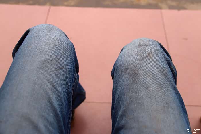 一趟下来,裤子已经脏兮兮的了.