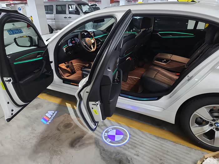 这种迎宾灯,请问在宝马哪个车型有配置?