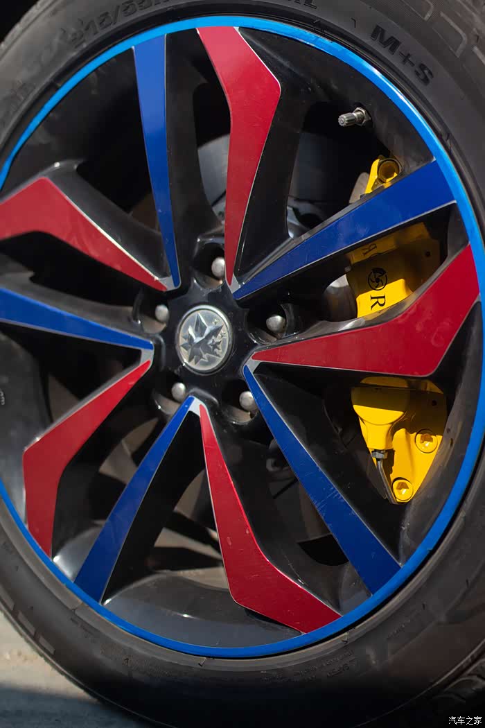 有机会一定要试试轮胎改装,焕然一新的轮胎就是让人赏心悦目