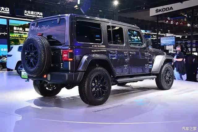 最新款的jeep牧马人,非常的硬派是越野车的代表.