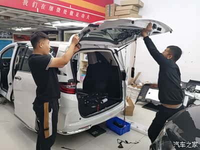 安装电动撑杆 在尾门撑杆支架原位置安装ghac电尾支架再把电动撑杆