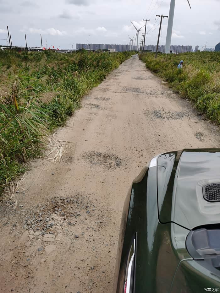 炮弹坑的砂石路