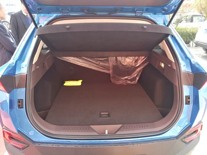 后备箱还是比较规整的