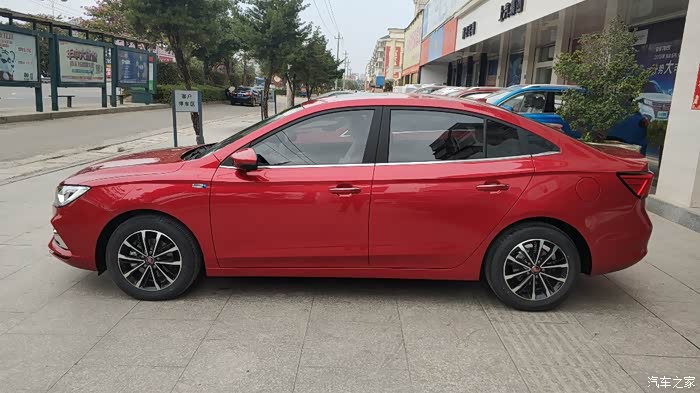 惊艳的红色荣威i5