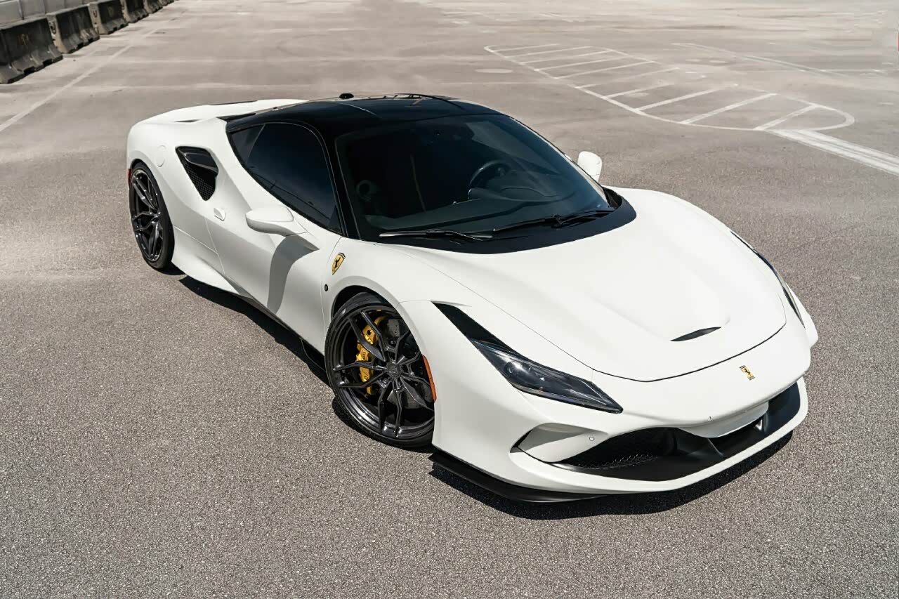 白色的法拉利f8更为优雅