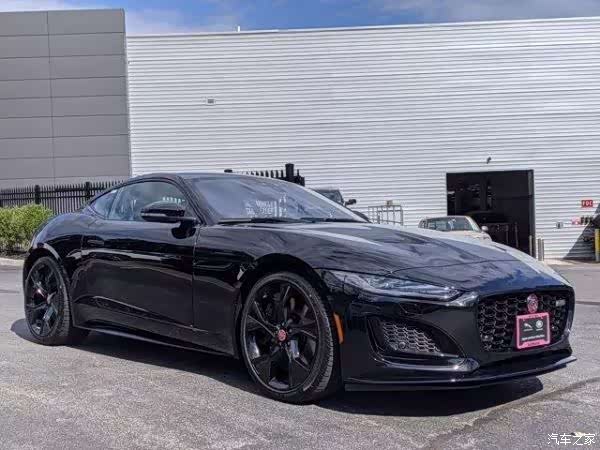 捷豹f-type,全黑的外观造型非常有运动范,开着够拉风