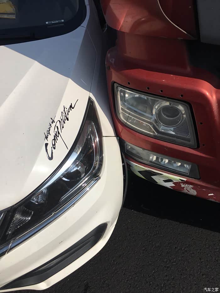 早上跑高速跟大卡车刮擦了