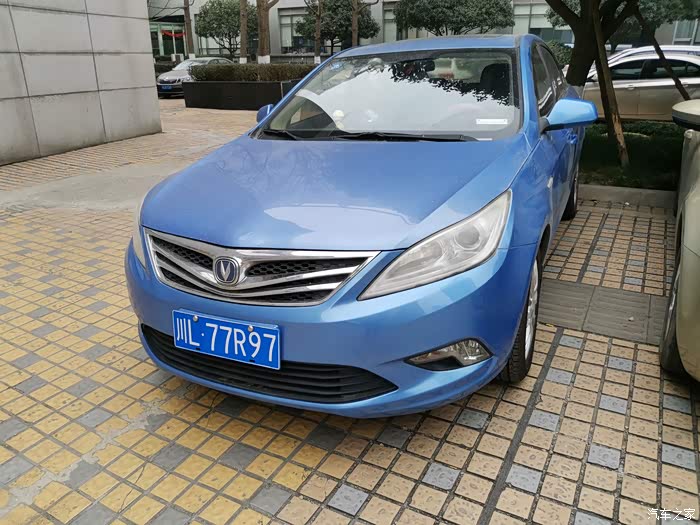 时尚的浅蓝色,搭配在逸动的身上,看起来十分的秀气.