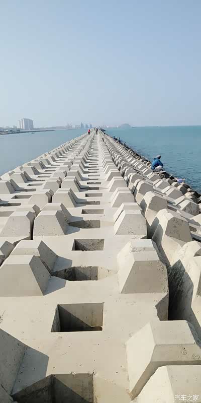 刘哥家前面的一个海边堤坝.有很多人经常拿着鱼竿去钓鱼.