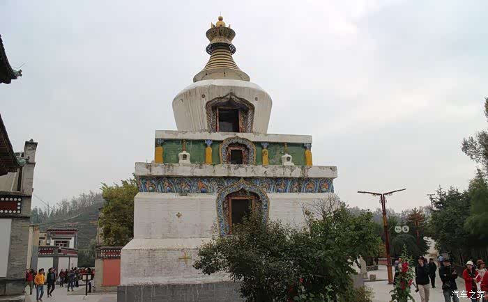塔尔寺大银塔又称宗喀巴纪念塔