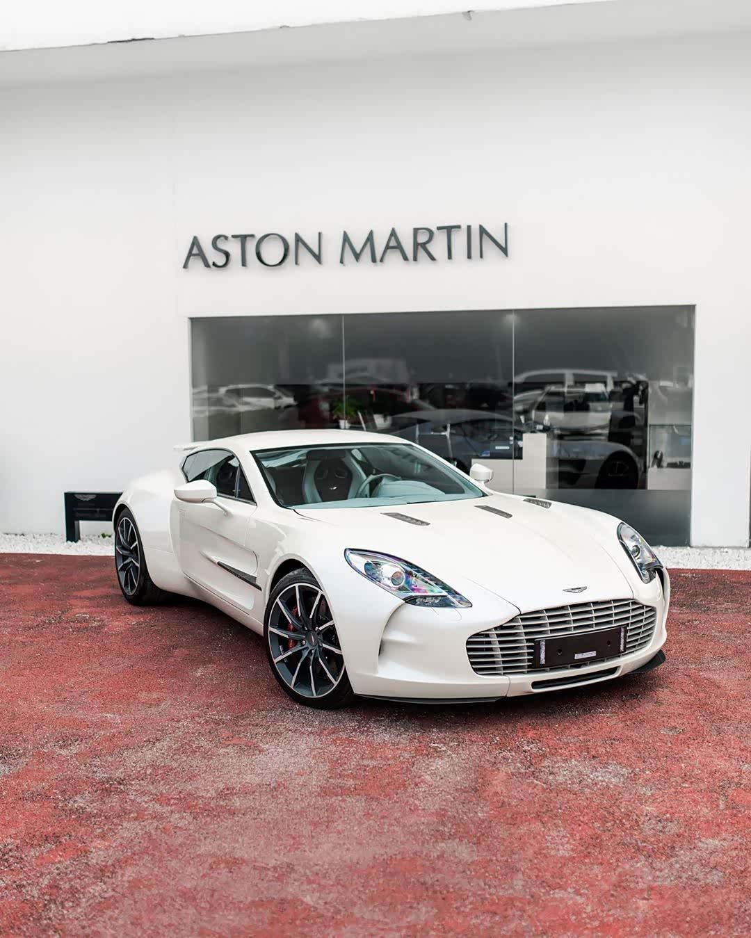 阿斯顿马丁 one-77绝对的绅士.