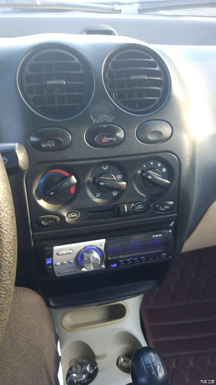 收音机 还带隐藏式cd 可惜关不上 跑台