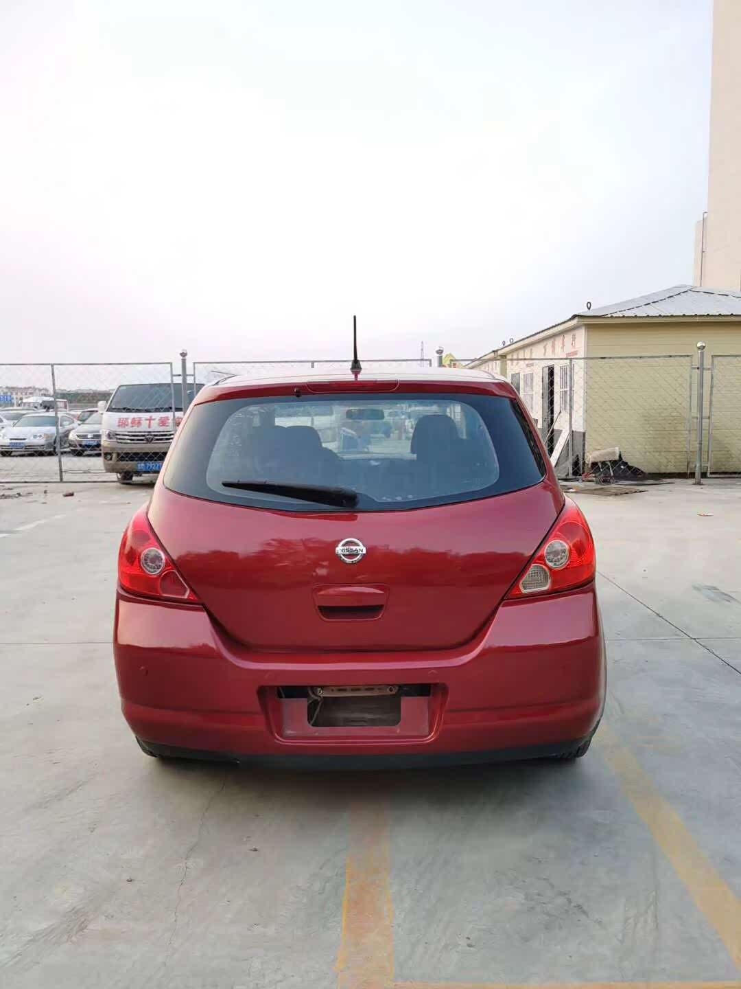 老款的日产骐达骚红色帅不帅你们说了算!
