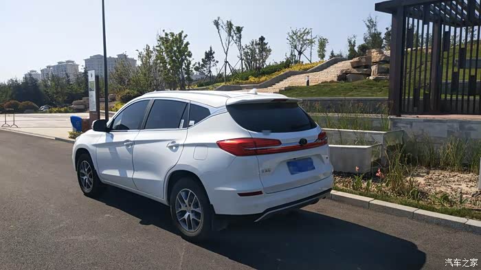 车尾设计和车头也算呼应,简单,运动