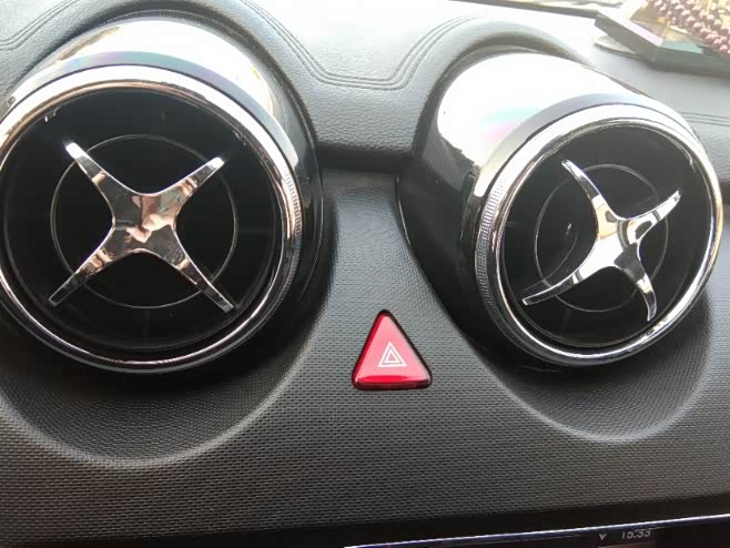 圆形十字的空调出风口造型,这是同级别车型里所没有的.