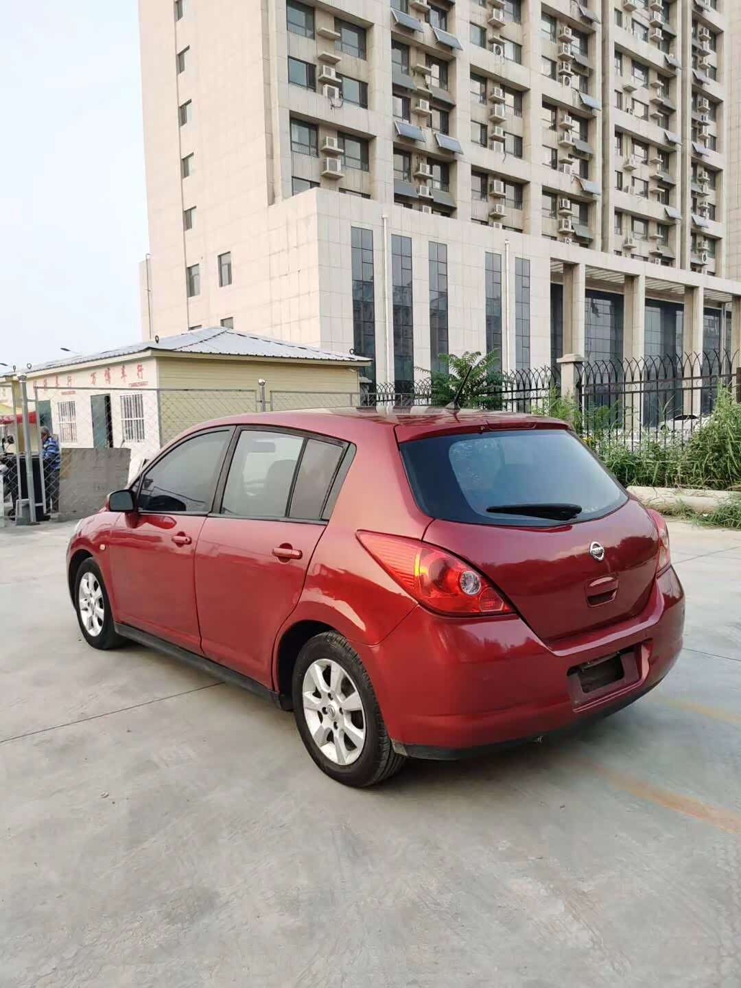 老款的日产骐达骚红色帅不帅你们说了算!