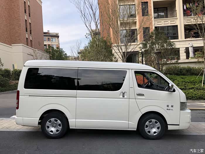 出05年进口丰田海狮h200 (中规大贸,2.7手动档,10座黄牌)