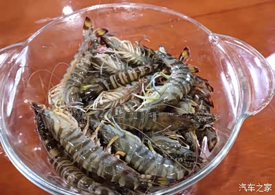 就喜欢吃的就是这个生的基围虾,一看就是大连人,哈哈