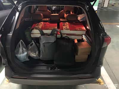 先拉上家里准备好的东西,还有孩子换洗的衣服,话说这个后备箱能不能装