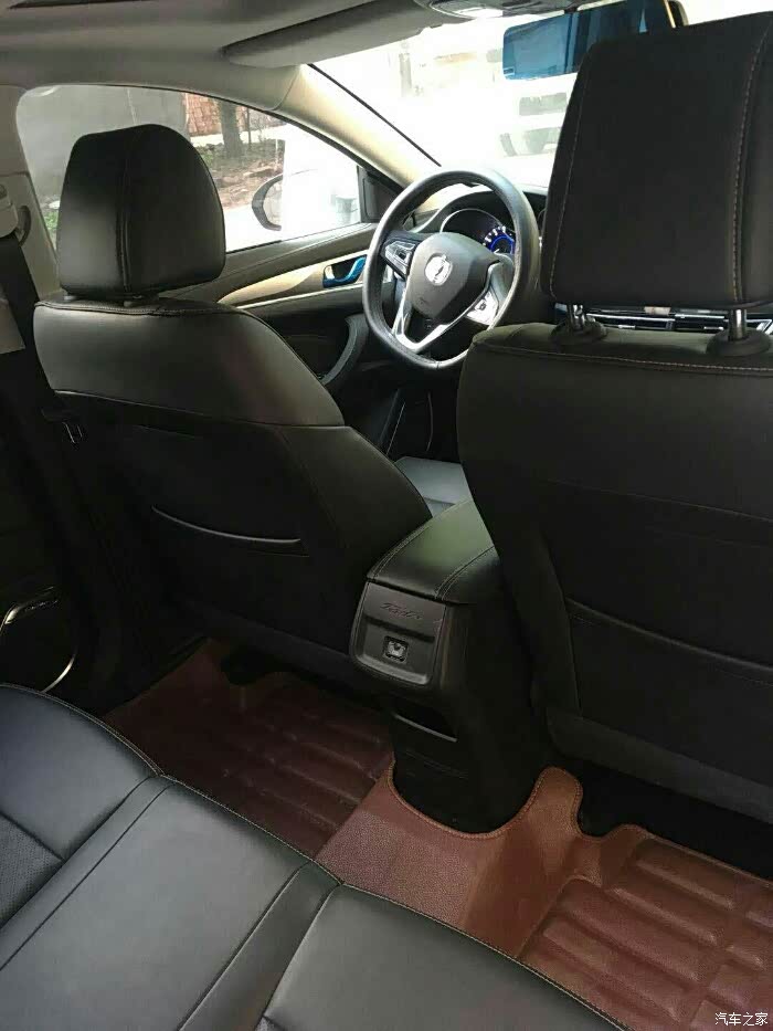 内饰很上档次,下扁平的方向盘,大屏导航加上大多真皮包裹内饰,坐在