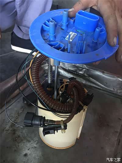 奥迪a6l更换汽油泵解决启动困难加速无力的通病故障.