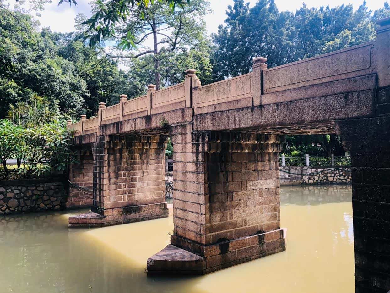 云桂桥位于广州市海珠区前进路,晓港公园内!