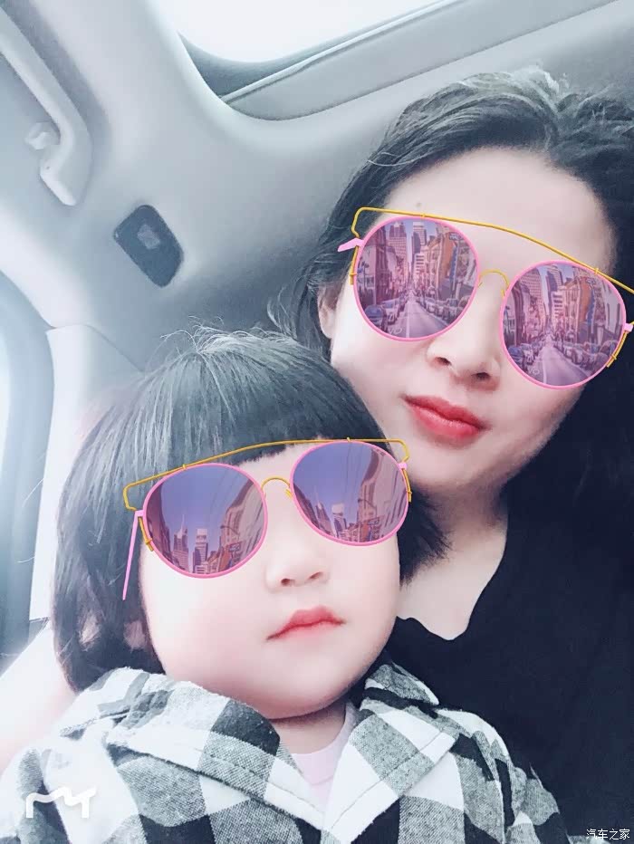 宝妈和宝宝在后排臭美自拍