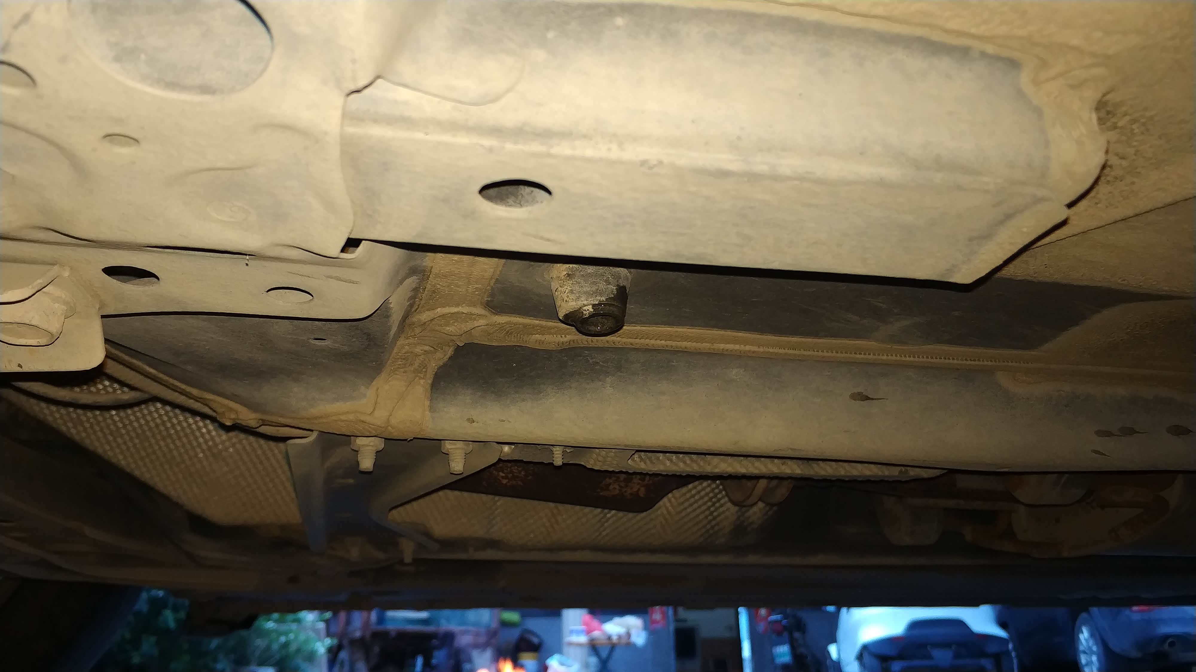 【图】底盘滴水,大哥们帮看下是空调水吗_轩逸论坛_汽车之家论坛