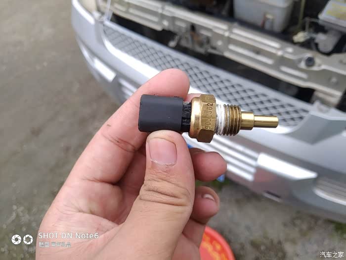 五菱荣光更换水温传感器