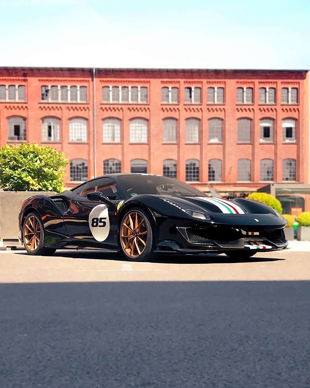 法拉利488 pista,本车涂装致敬法拉利365gbt