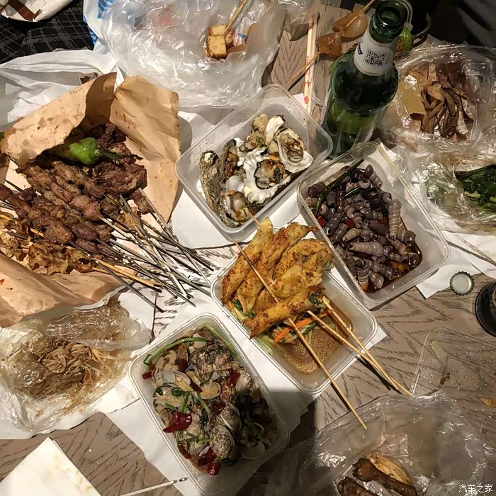 夜宵我们点了烧烤,打包回酒店吃