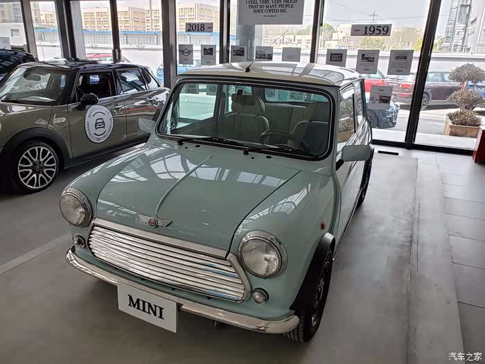 发现小角落里的一台古董车,油漆应该新作的,俗称的雾霾蓝