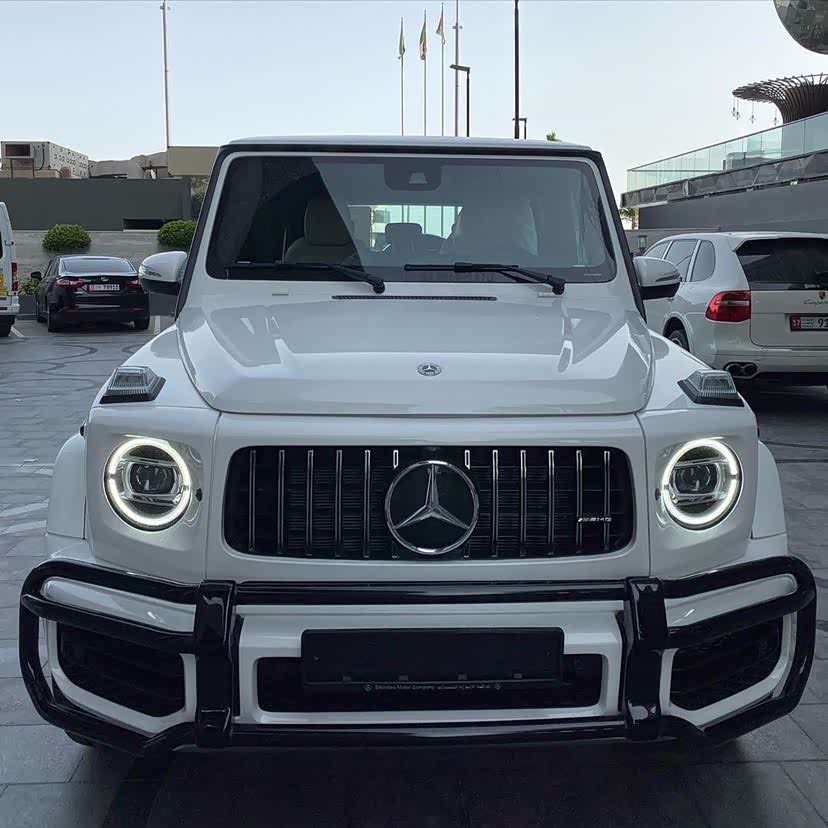 奔驰大g63,白色外观很大气,内部空间很大!