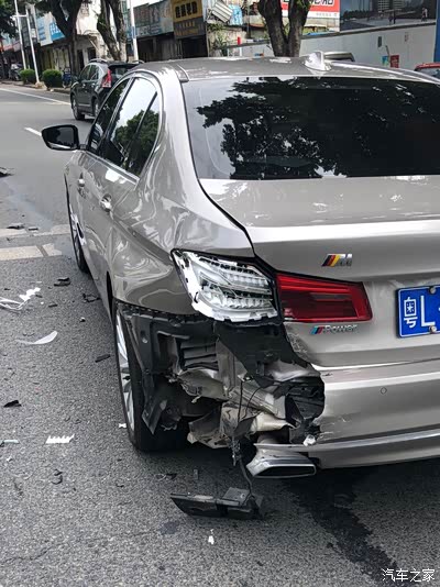 宝马5系给追尾了,可以让对方司机赔偿折损费吗