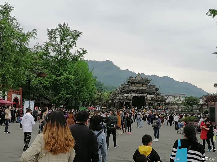 人挺多的,可能会遇到我们说的宝器吧,一个穿着棉袄和短袖的人擦肩而过