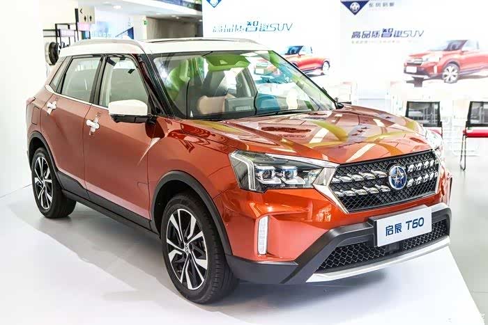 侧面看上去车身修长,双腰线流畅,很是动感~ 搞怪的,启辰t60的大特写